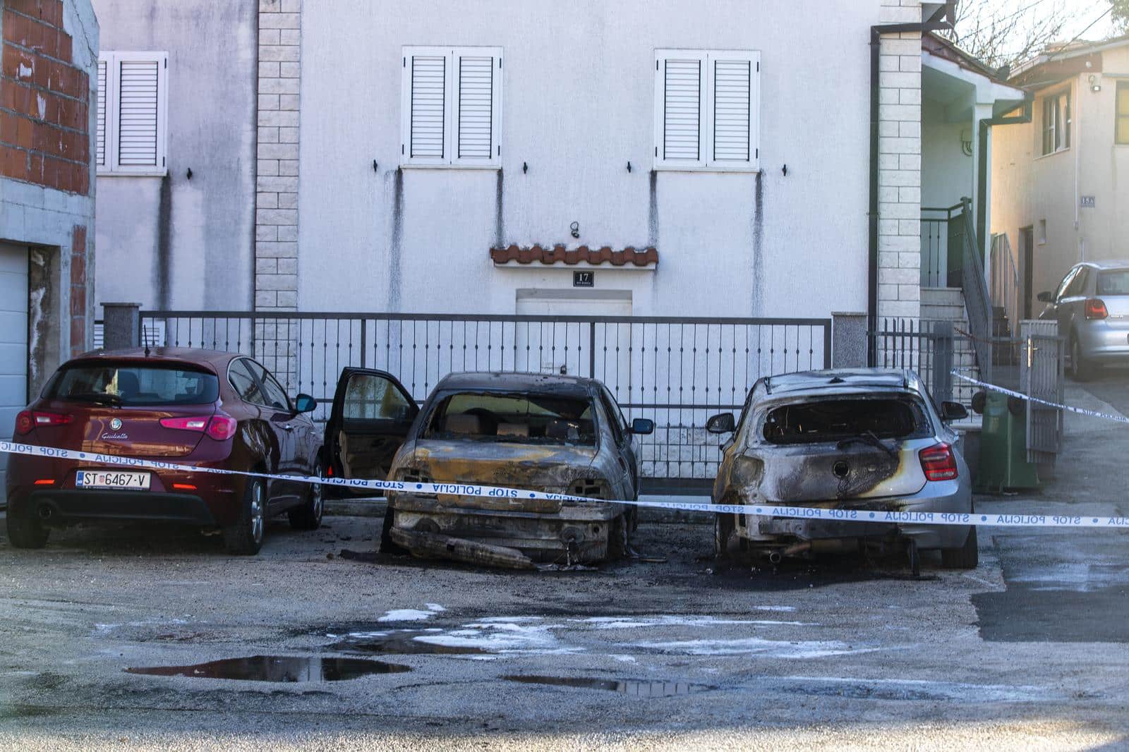 Tijekom noći u Sinju u potpunosti izgorjela dva automobila
