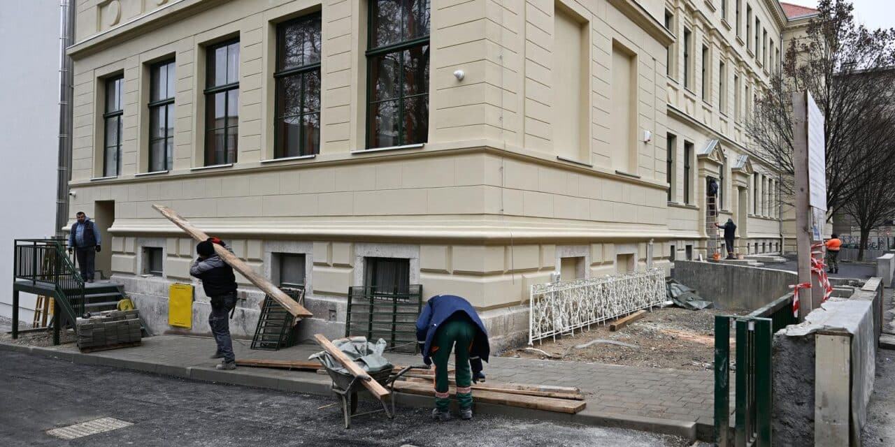 Zagreb: Gradonačelnik Tomašević obišao obnovljenu OŠ Petar Zrinski te se obratio medijima