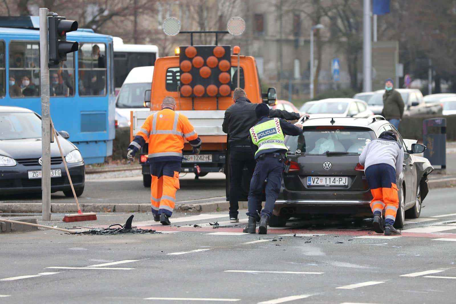 Zagreb: U jutarnjim satima sudarila se dva automobila na raskrižju kod KD Vatroslav Lisinski