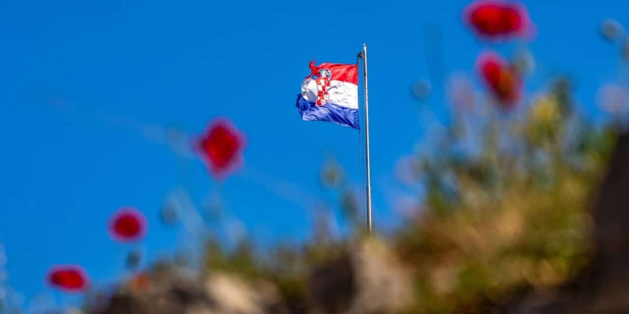 Zastava Republike Hrvatske vijori na vjetru