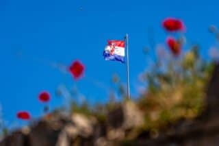 Zastava Republike Hrvatske vijori na vjetru