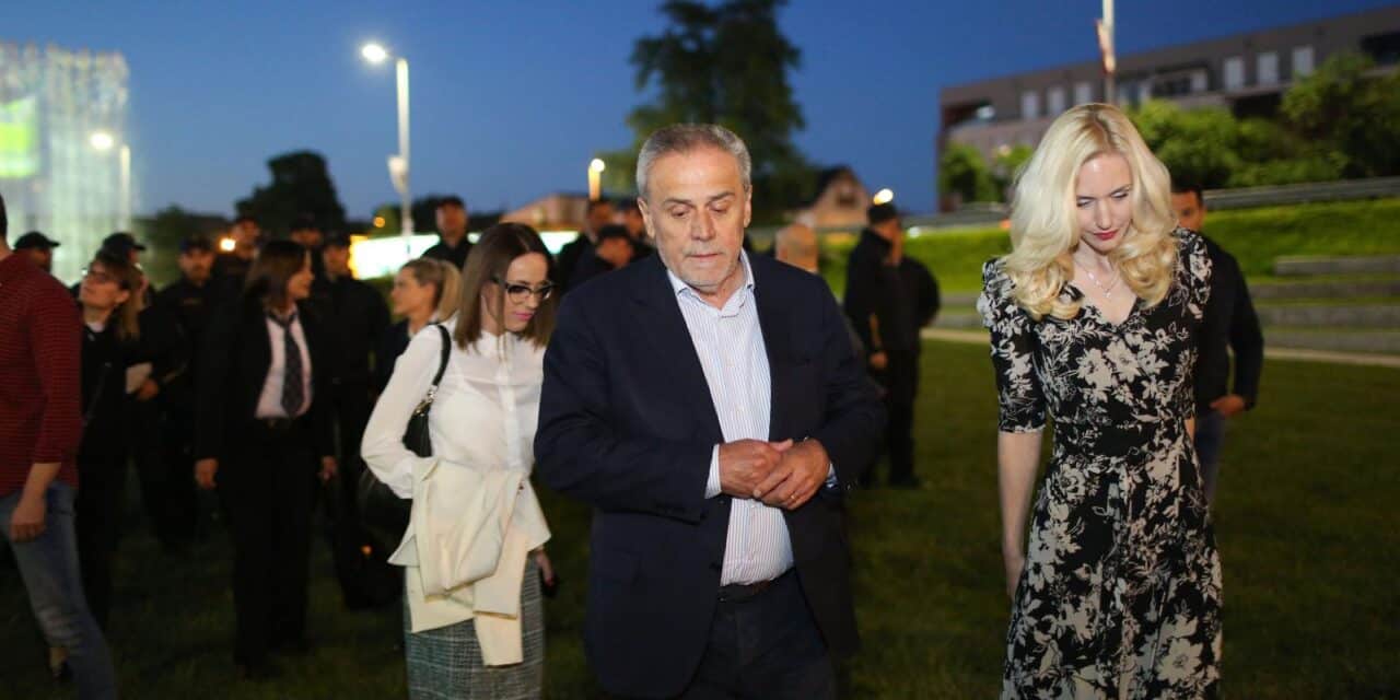 Zagreb: Projekcijom na fontanama upućena zahvala djelatnicima komunalnog i prometnog redarstva