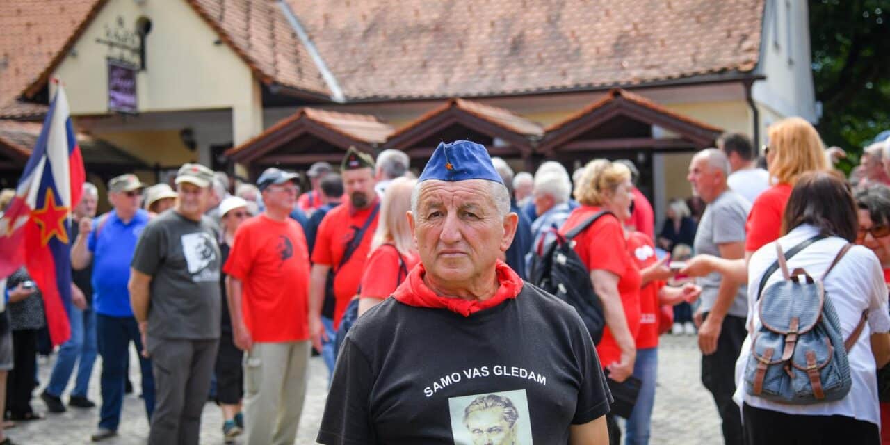 Kumrovec: Ljubitelji Josipa Broza Tita okupili su se ispred njegove rodne ku?e kako bi proslavili 130. ro?endan
