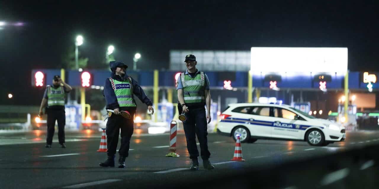 Zatvorena autocesta Zagreb – Karlovac u oba smjera, navijači se potukli s policijom