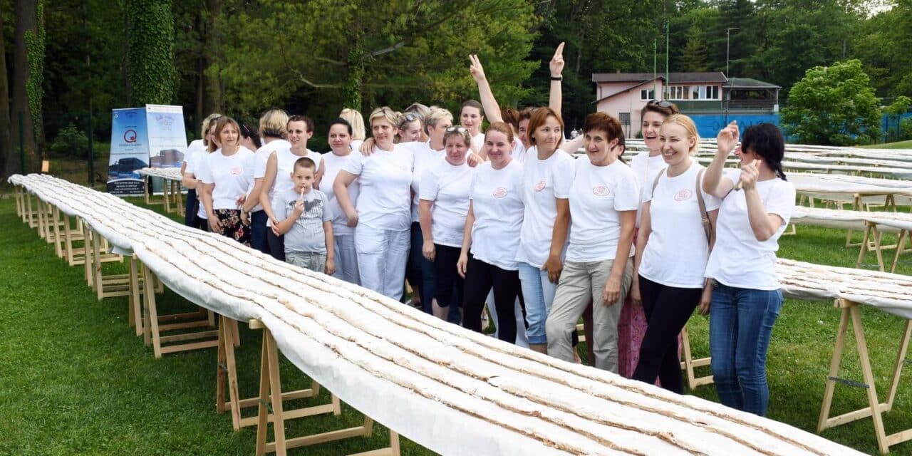 U Sisku pripremljena najduža štrudla na svijetu dogačka 1,7 kilometar