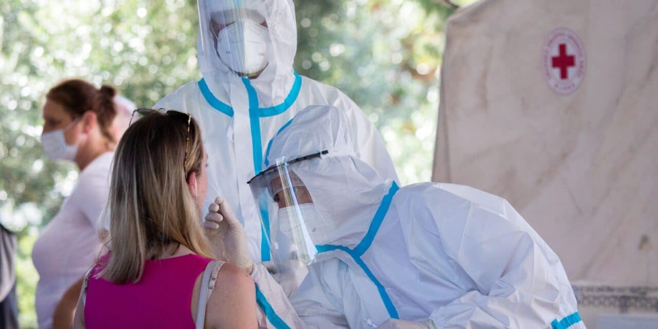Rijeka: Veliki broj turista čeka u redu kako bi se testirali na koronavirus