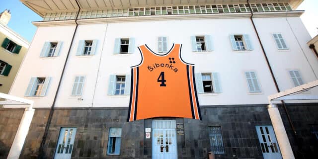 Šibenik: Divovski dres Dražena Petrovića povodom njegovog 55. rođendana