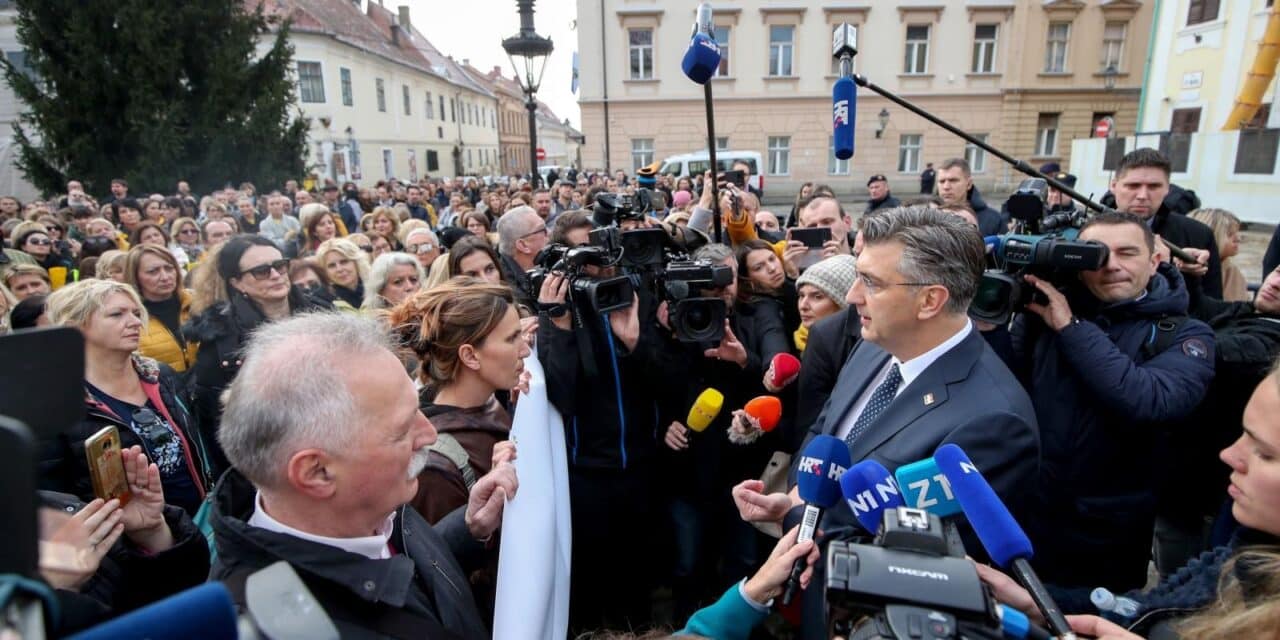 Zagreb: Premijer Andrej Plenković ispred prosvjednika na Trgu svetog Marka