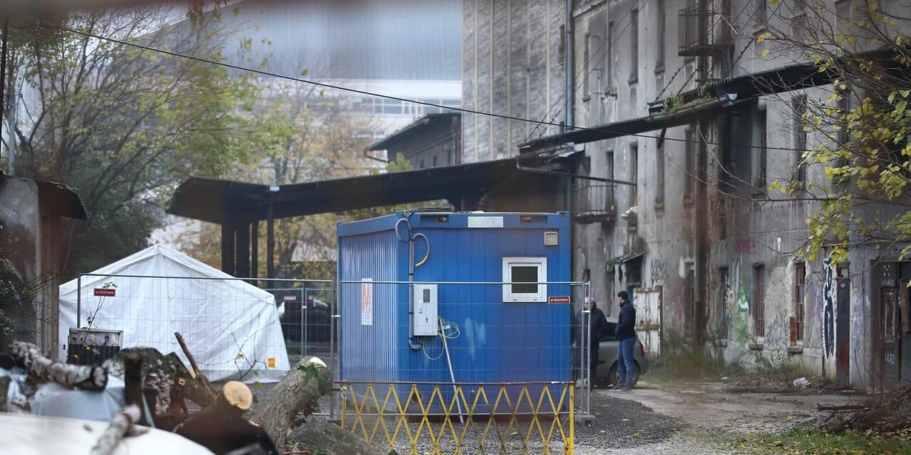 Zagreb: Ispred Paromlina postavljena su dva bijela šatora namijenjena za migrante u tranzitu
