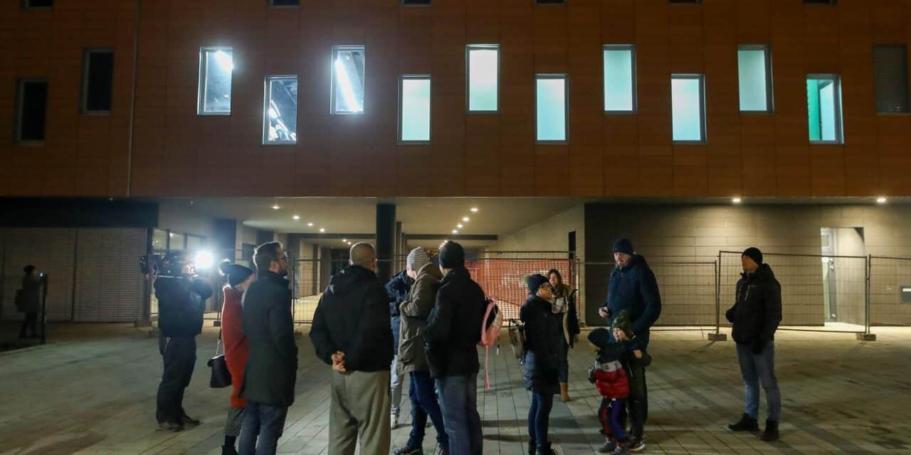 Zagreb: Prosvjed roditelja i stanara zbog zgrade s koje je otpao dio fasade