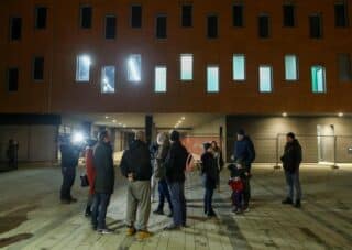 Zagreb: Prosvjed roditelja i stanara zbog zgrade s koje je otpao dio fasade