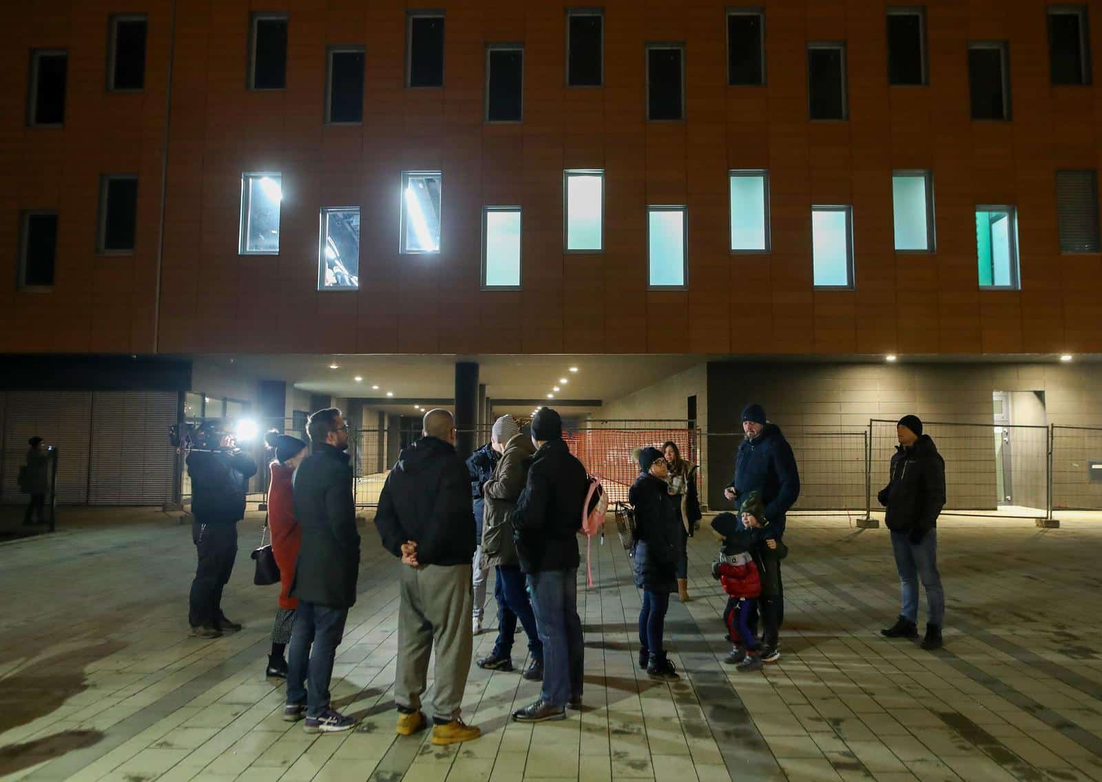 Zagreb: Prosvjed roditelja i stanara zbog zgrade s koje je otpao dio fasade
