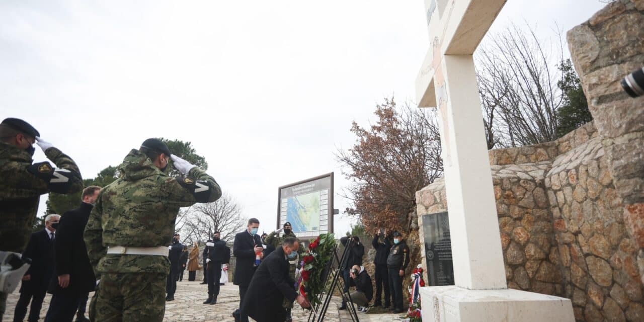 Obilježavanje 28. obljetnice VRO Maslenica kod križa na Masleničkom mostu