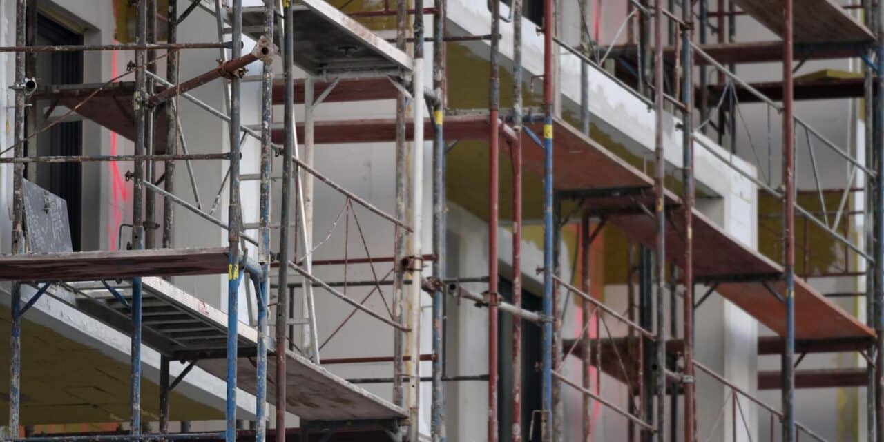 Zagreb: Radnici na izgradnji zgrade griju se pored vatre
