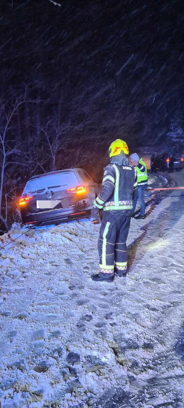 Noćas je na Sljemenu auto završio na rubu provalije i zapalio se