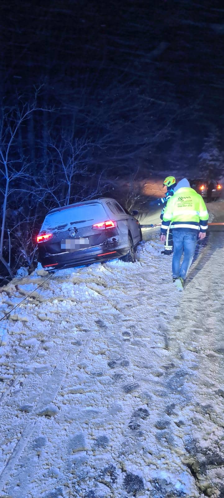 Noćas je na Sljemenu auto završio na rubu provalije i zapalio se