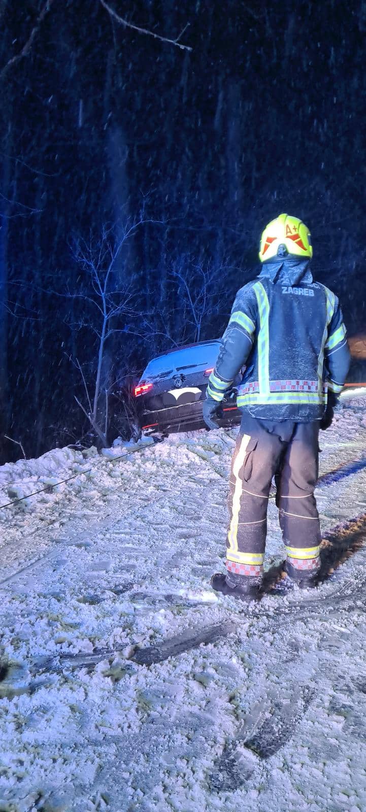 Noćas je na Sljemenu auto završio na rubu provalije i zapalio se