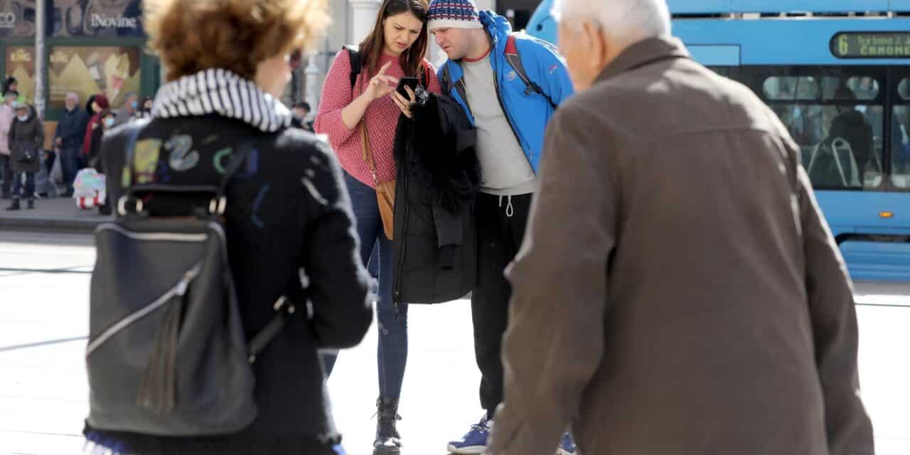 Zagreb: Građani u šetnji glavnim Trgom tijekom sunčanog prijepodneva