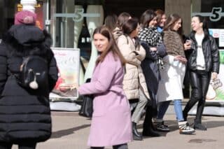 Zagreb: Građani u šetnji glavnim Trgom tijekom sunčanog prijepodneva