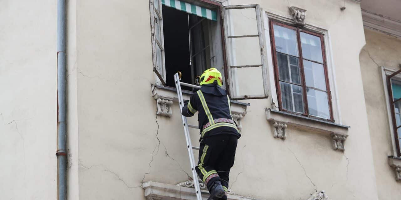 Zagreb: Vatrogasci spašavaju staricu iz kuće
