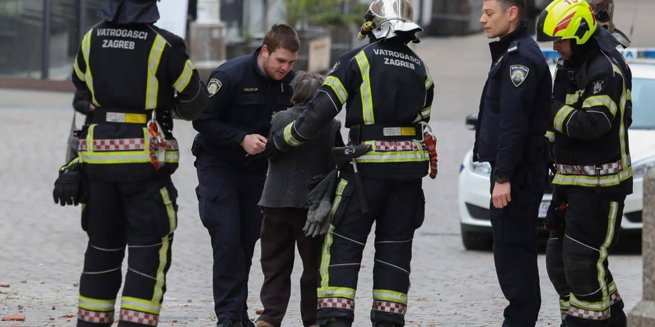Zagreb: Vatrogasci spašavaju staricu iz kuće