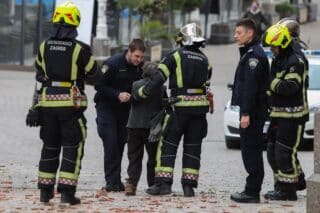 Zagreb: Vatrogasci spašavaju staricu iz kuće