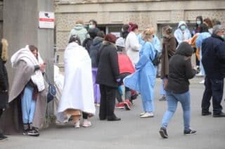 Zagreb: Ljudi ispred Klinike za ženske bolesti i porode