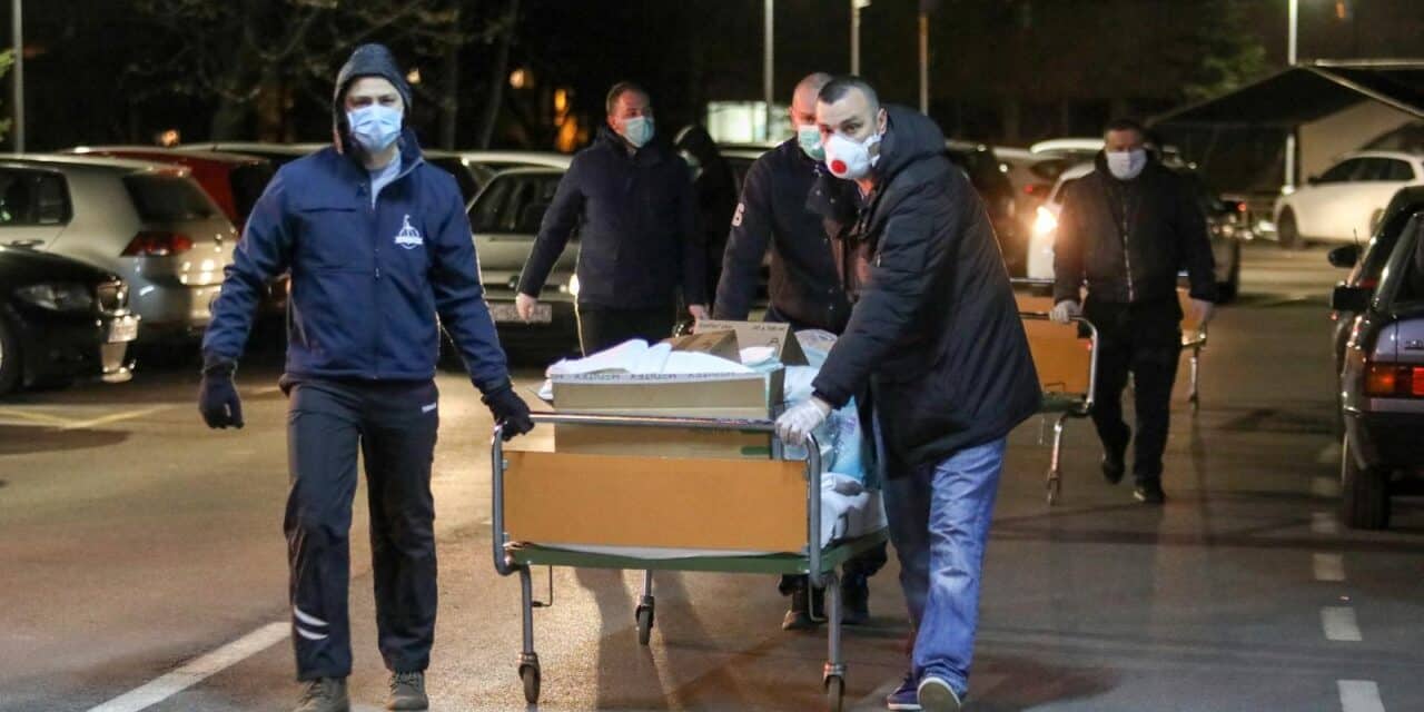 Zagreb: Pripadnici navijačkih skupina pomažu u seljenju Klinike za plućne bolesti na Jordanovcu