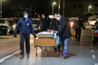 Zagreb: Pripadnici navijačkih skupina pomažu u seljenju Klinike za plućne bolesti na Jordanovcu