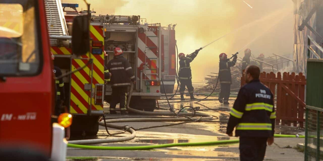 Veliki požar izbio u tvornici stolarije i drvne prerade u Valpovu