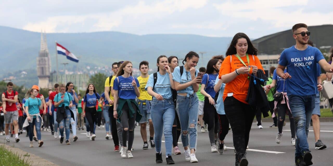 Zagreb: S Trga bana Jelačića krenula povorka maturanata prema Bundeku