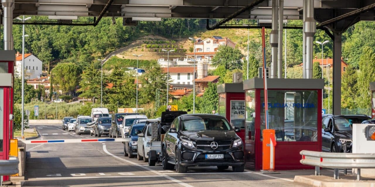 Strani džavljani ulaze u RH na graničnom prijelazu Kaštel