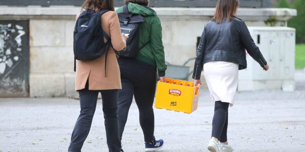 Zagreb: Prijateljstvo se jača i zajedničkim nošenjem gajbe pive