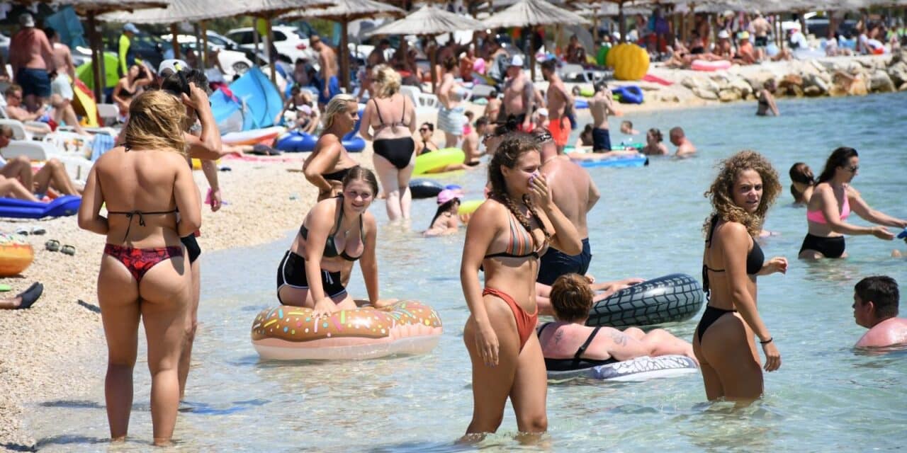 Popunjene plaže na otoku Viru ne odaju dojam da je turistička sezona oslabila