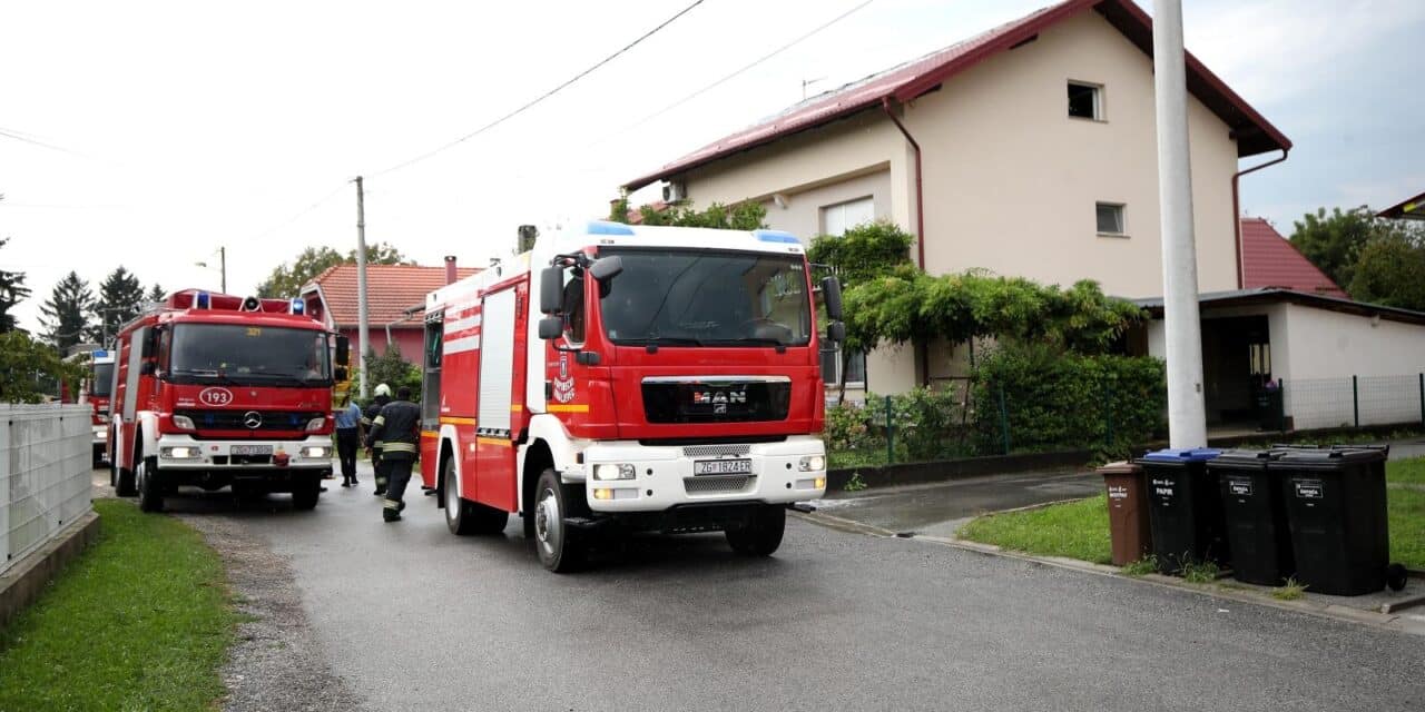 Zagreb: Udar groma zapalio je krov kuće u Ježdovcu