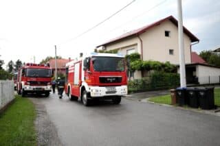 Zagreb: Udar groma zapalio je krov kuće u Ježdovcu