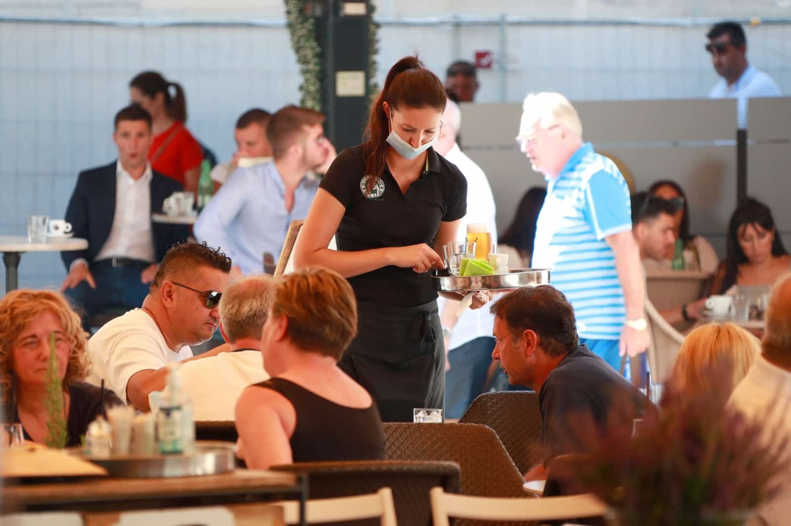 Zagreb: Unatoč koronavirusu terase kafića u centru grada su pune