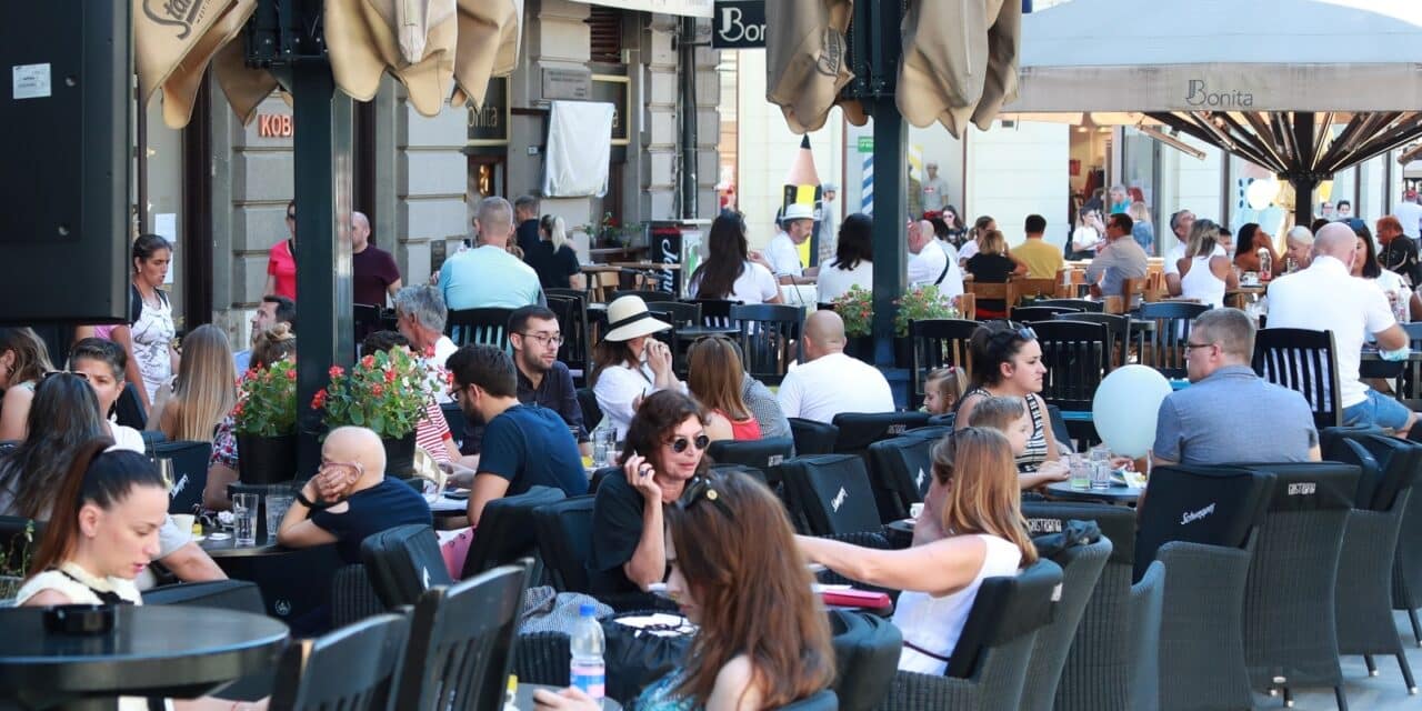 Zagreb: Unatoč koronavirusu terase kafića u centru grada su pune