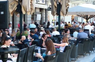 Zagreb: Unatoč koronavirusu terase kafića u centru grada su pune