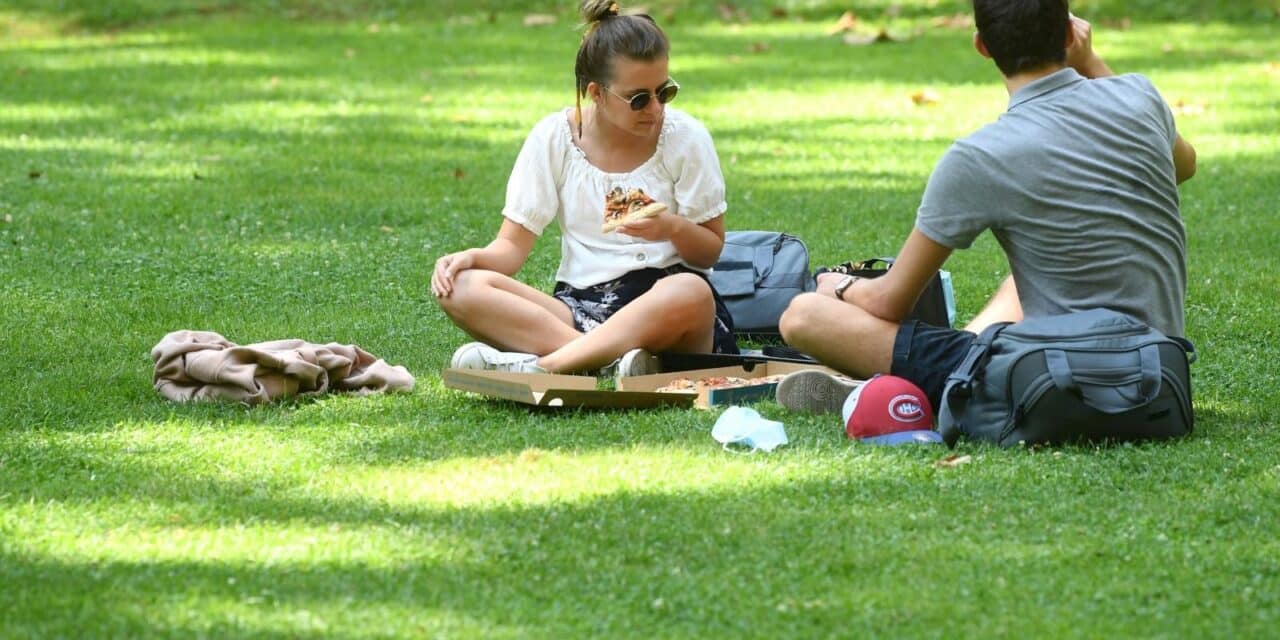 Zagreb: Građani uživaju u sunčanom danu uoči najavljene promjene vremena
