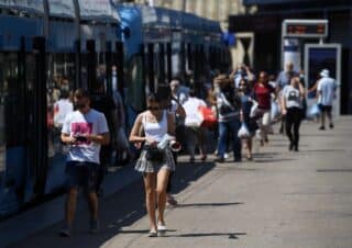 Zagreb: Građani uživaju u sunčanom danu uoči najavljene promjene vremena