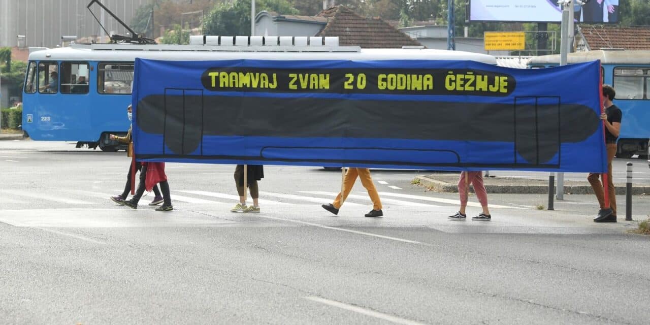 Zagreb: Zelena akcija održala performans “Tramvaj zvan 20 godina čežnje”
