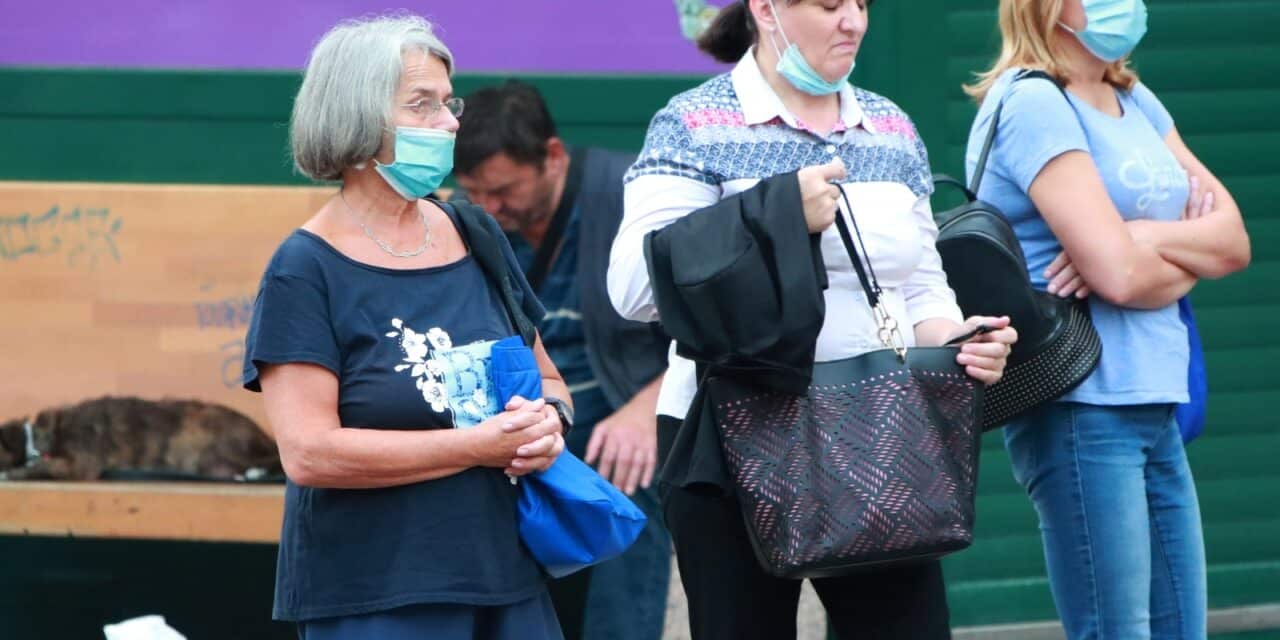 Zagreb: Većina starijih ljudi zaštitne maske nosi i na otvorenom