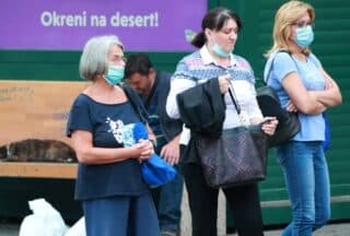 Zagreb: Većina starijih ljudi zaštitne maske nosi i na otvorenom