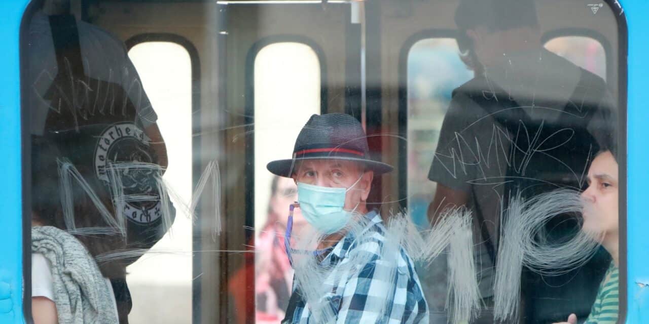 Zagreb: Većina starijih ljudi zaštitne maske nosi i na otvorenom