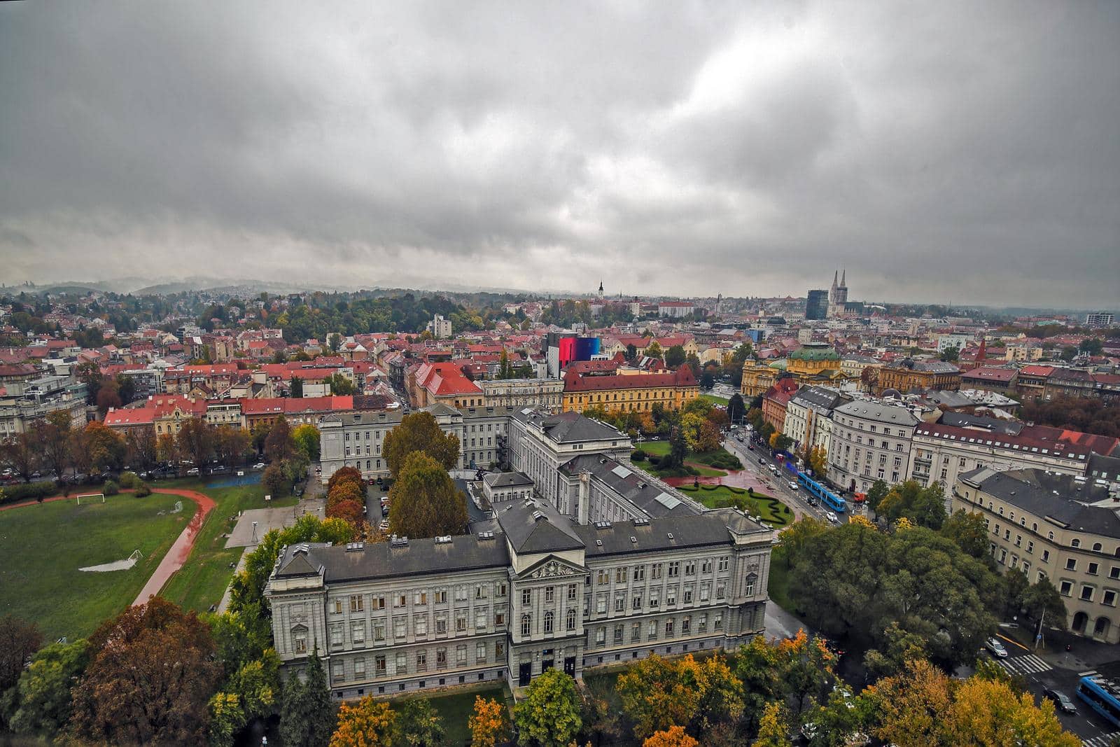 Poged na kišom okupan Zagreb sa 17 kata hotela Westin