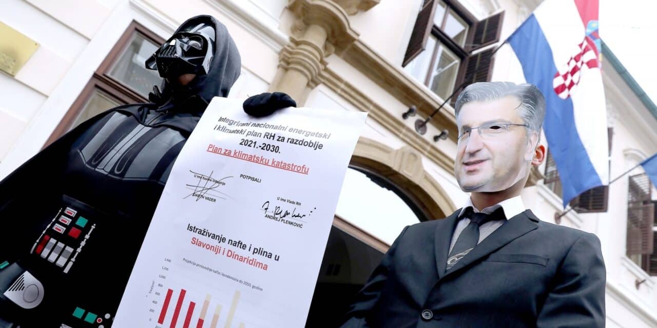 Zagreb: Zelena akcija i Greenpeace izveli performans “Plan Vlade RH – put u klimatsku katastrofu!”