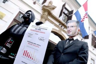 Zagreb: Zelena akcija i Greenpeace izveli performans “Plan Vlade RH – put u klimatsku katastrofu!”