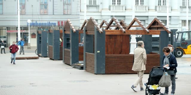 Prvi borovi i kućice postavljaju se na Trgu bana Jelačića uoči Adventa u Zagrebu