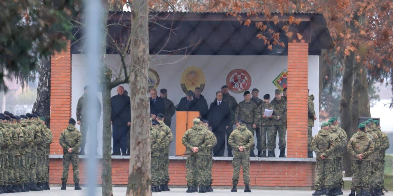 Našice: U vojarni smijenili stražu i postavili vojnu policiju; novinare nisu pustili